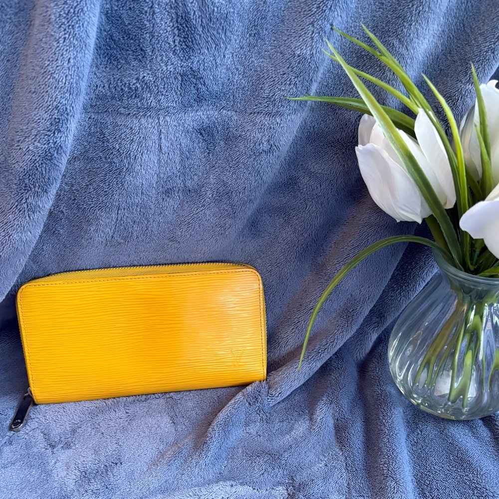 ✨AUTHENTIC Louis Vuitton Yellow Epi Leather Zipper Wallet✨